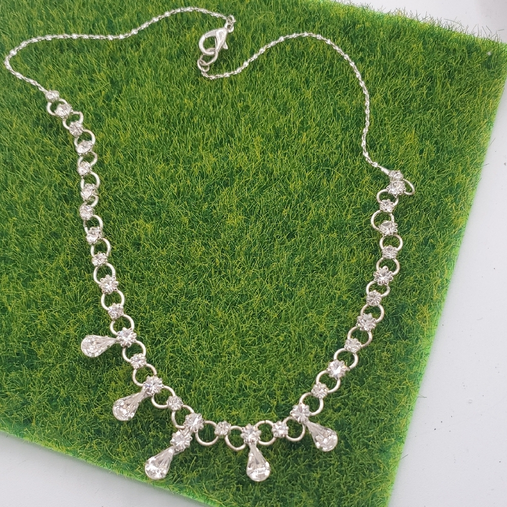 Elegant Silver Tone Necklace with Teardrop Accents 16 Inch N3837 Formal